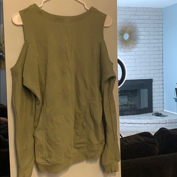 💚cold shoulder shirt - Picture 2 of 2